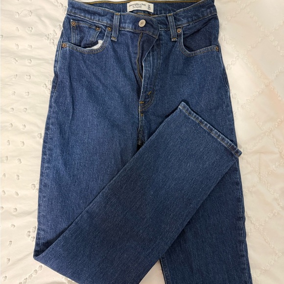 Abercrombie & Fitch Ultra High Rise 90s Straight Jean - Picture 6 of 8